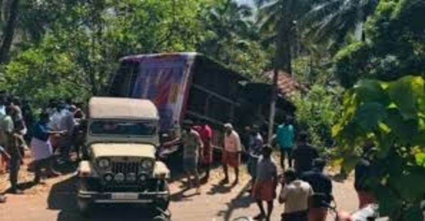 bus-accident-kasargode-panathur-7-killed