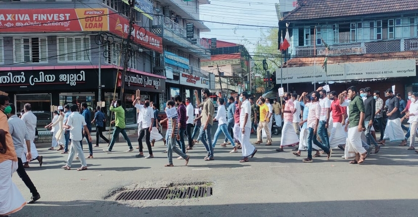 പാല  ബിഷപ്പിനെതിരെ കൊല വിളിയുമായി മുസ്‌ലിം സംഘടനകൾ ; ഈരാറ്റുപേട്ടയിൽ നിന്ന് ആളെയിറക്കി പ്രകടനം