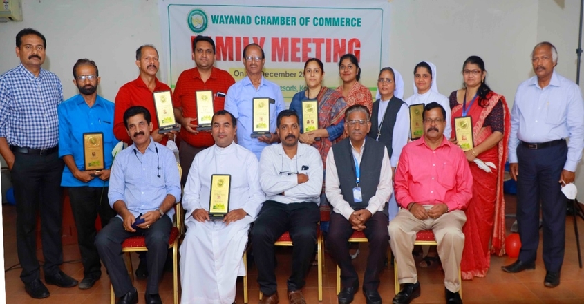 ജില്ലയിലെ പ്രതിഭകൾക്കും മികച്ച സ്ഥാപനങ്ങൾക്കും വയനാട്  ചേംബറിന്റെ ആദരം; വാൽനട്സും റേഡിയോ മാറ്റൊലിയും ഓക്‌സീലിയം  സ്‌കൂളും പുരസ്‌കാര  മികവിൽ